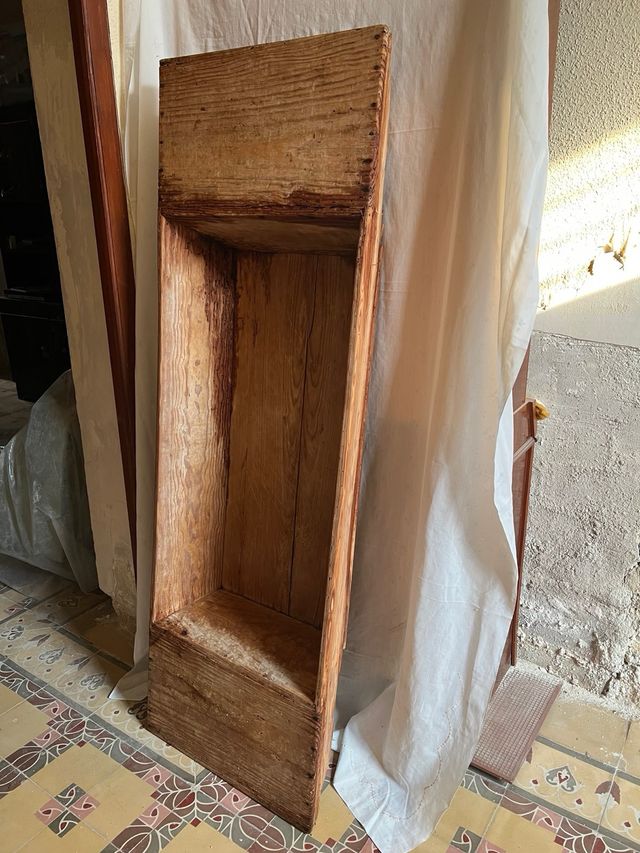 Artesa de madera antigua