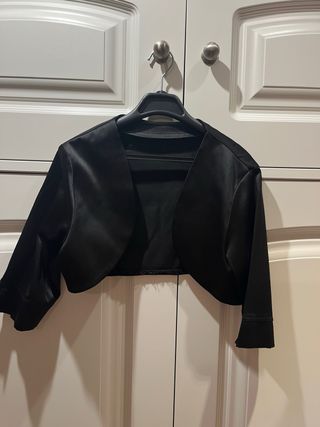 Torera negra elegante