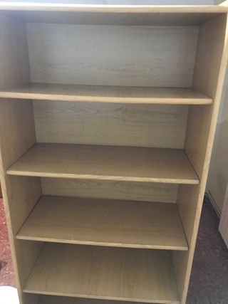 Estantería de madera beige