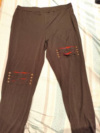 Leggings negros con detalle rojo