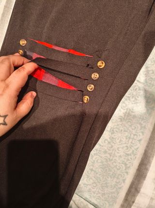 Leggings negros con detalle rojo