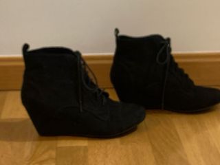 Botín cuña Zara Talla 41 Negro