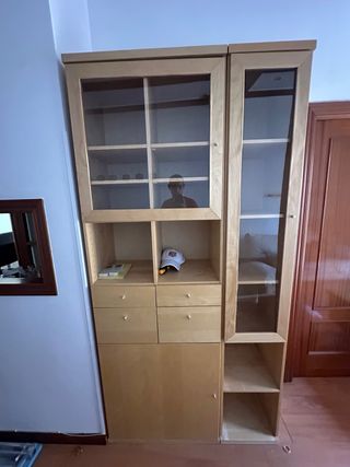 Estantería de madera y cristal
