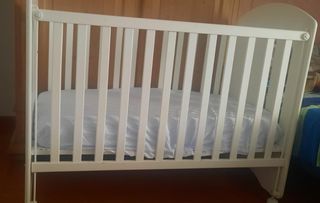 Cuna blanca para bebé