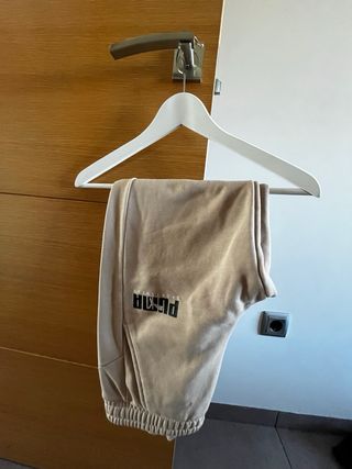 Pantalones Puma grises y beige