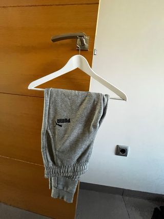 Pantalones Puma grises y beige
