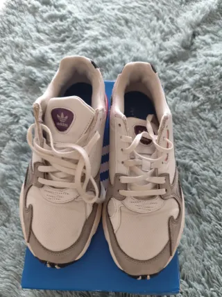 Zapatillas Adidas grises y blancas