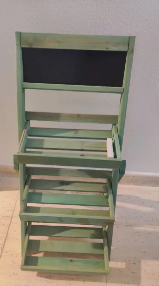 Estantería de madera verde con pizarra