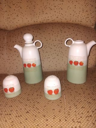 Juego de vajilla antiguo con tomates