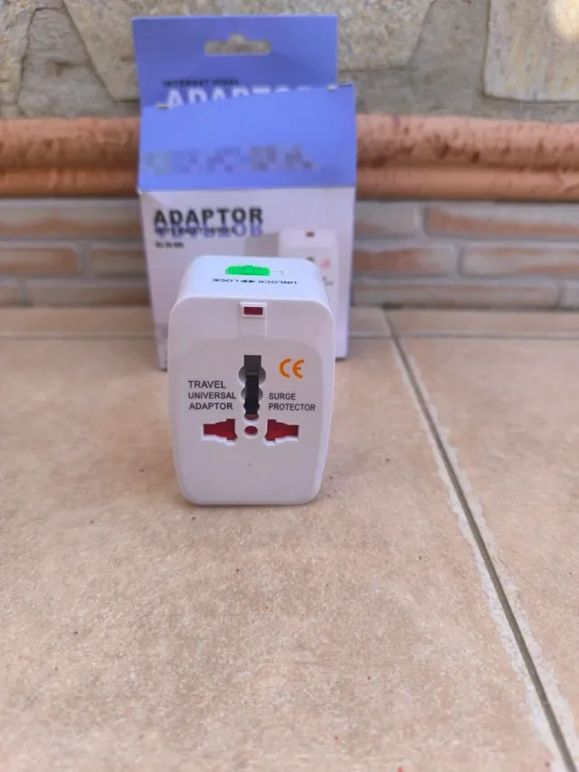 Adaptador de Viaje Universal CE