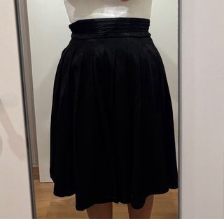 Falda negra plisada