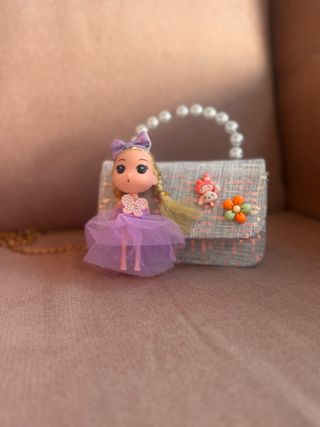 Bolso niña con muñeca y cadena