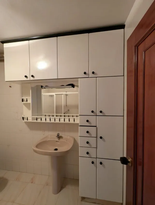 Mueble con espejo y mucha capacidad