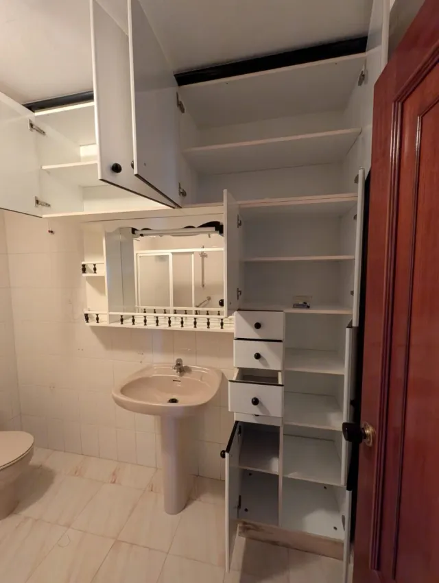 Mueble con espejo y mucha capacidad