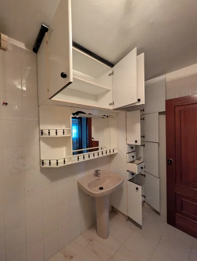 Mueble con espejo y mucha capacidad