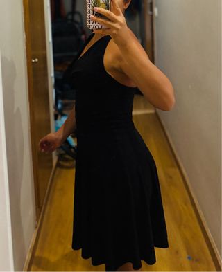 Vestido negro con detalle de eslabones