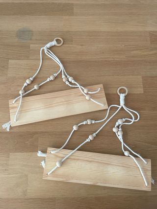 Estanterías de madera con cuerdas y cuentas