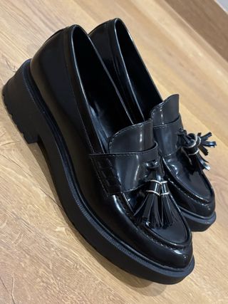 Zapatos negros de plataforma con flecos