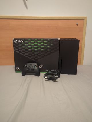 Xbox Series X con mando, cables y caja