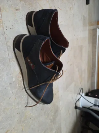 Zapatos de vestir negros y marrones