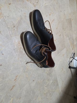 Zapatos de vestir negros y marrones