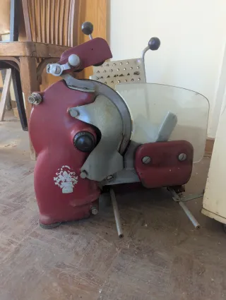 Cortadora de embutidos Berkel roja