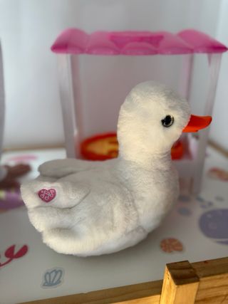 Oca de peluche con casita