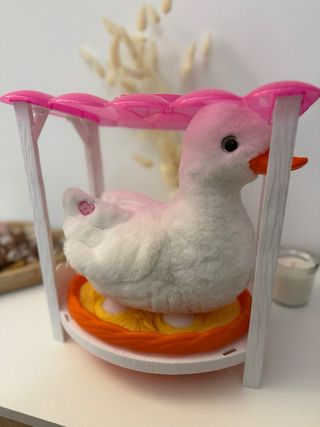 Oca de peluche con casita