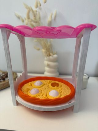 Oca de peluche con casita