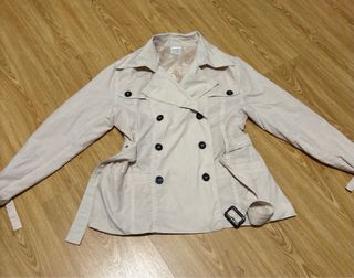 Chaqueta beige con cinturón