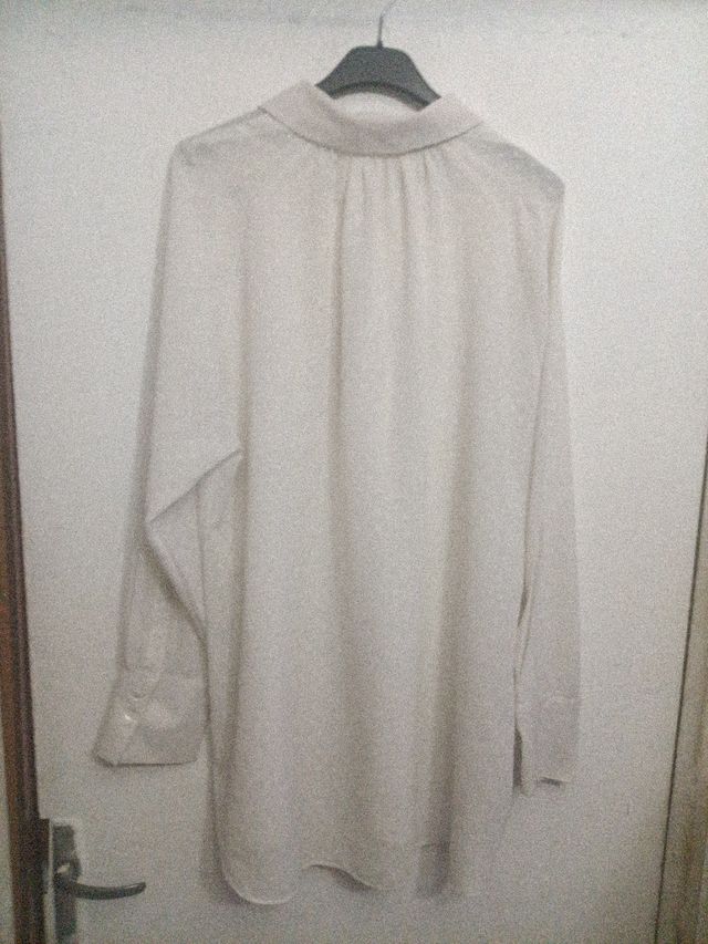 Blusa blanca manga larga con circulitos Talla L