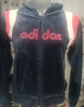 Chaqueta deportiva Adidas azul y rojo.