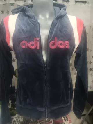 Chaqueta deportiva Adidas azul y rojo.
