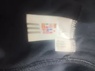 Chaqueta deportiva Adidas azul y rojo.