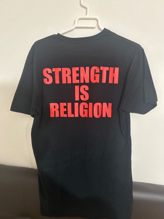 Maglietta nera Pbstudio Strength is Religion