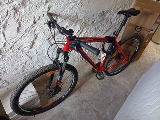 Bicicleta de montaña Specialized roja