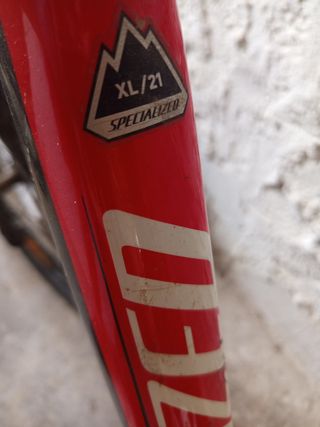 Bicicleta de montaña Specialized roja
