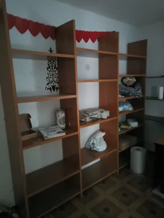 Estanterías de madera con grosor de 3 cm.