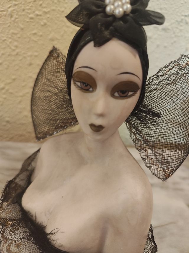 Figura cerámica mujer tocado negro