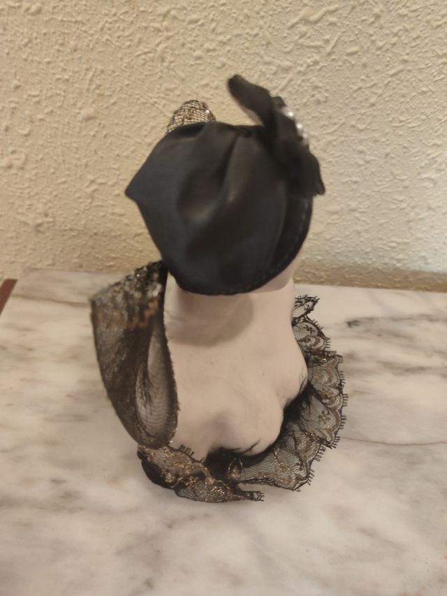 Figura cerámica mujer tocado negro