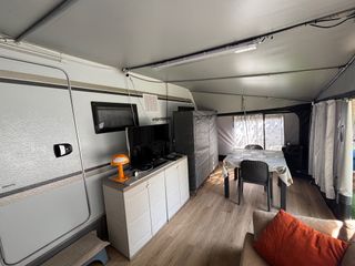 Caravana fija Berga Resort parcela deluxe con baño