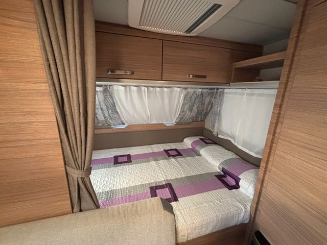 Caravana fija Berga Resort parcela deluxe con baño