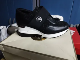 Zapatillas negras y blancas
