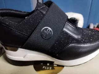 Zapatillas negras y blancas