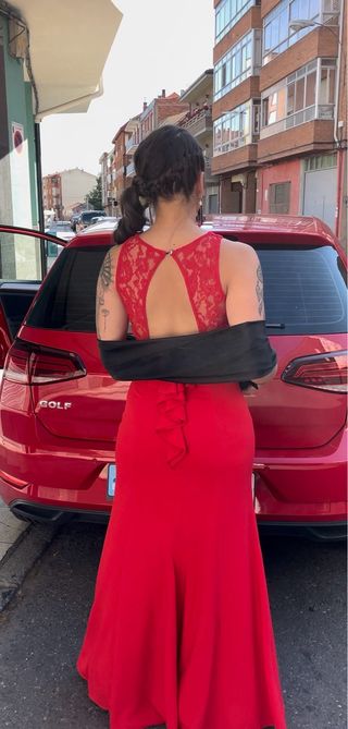 Vestido invitada boda rojo encaje espalda abierta