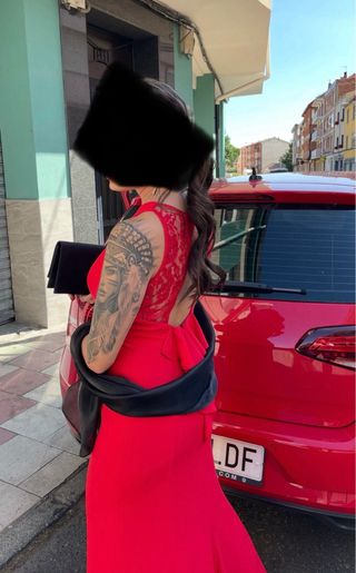 Vestido invitada boda rojo encaje espalda abierta