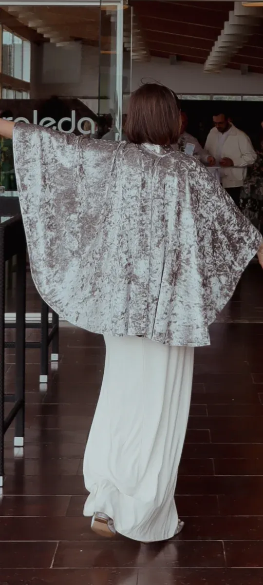 Elegante capa terciopelo gris