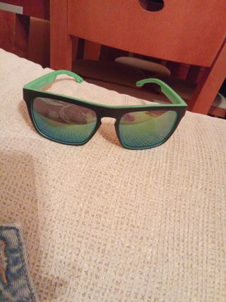 Gafas de sol negras y verdes