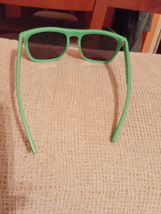 Gafas de sol negras y verdes
