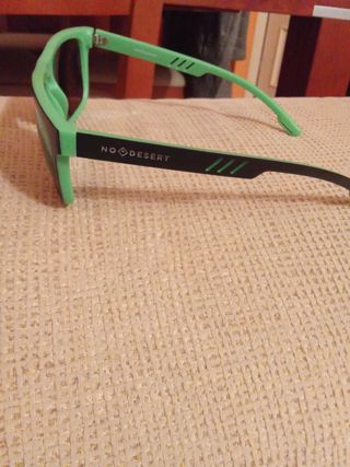 Gafas de sol negras y verdes